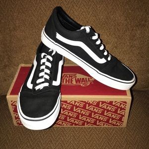 💥NEW LISTING💥 OLD SKOOL VANS SNEAKERS